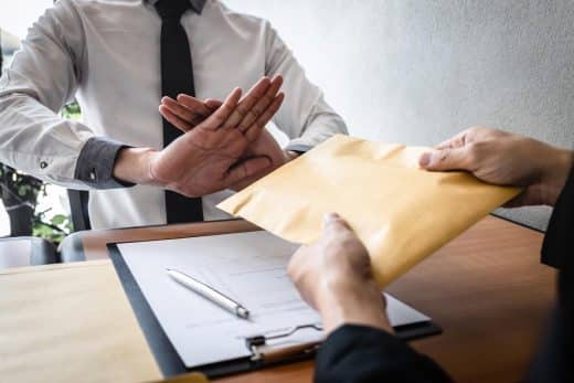 homme qui refuse le dossier de succession devant le notaire