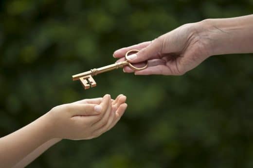 Clé de mains Adulte Enfant illustrant la succession