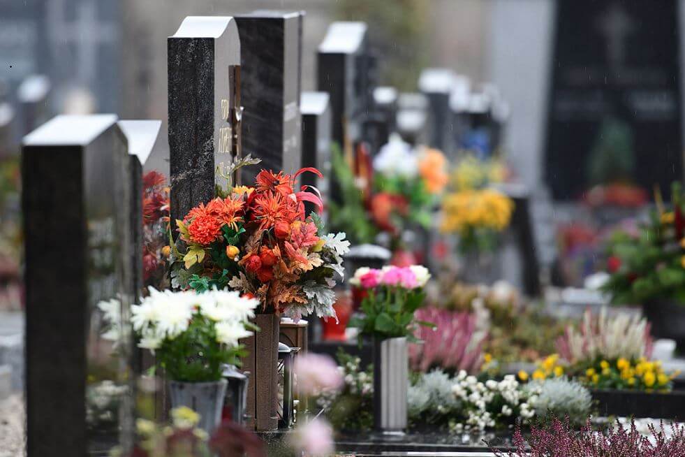 Alignement De Monuments Funéraires Dans Un Cimetière