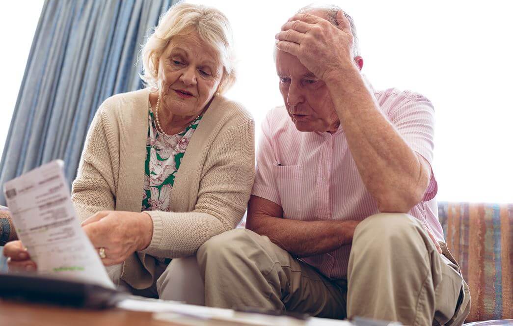 Couple Perplexe Devant Des Documents
