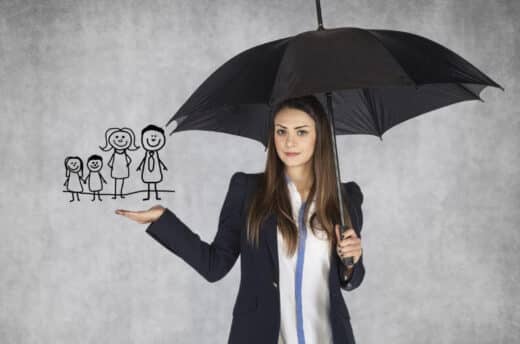 Femme Parapluie Protege Famille Avec Assurance Deces