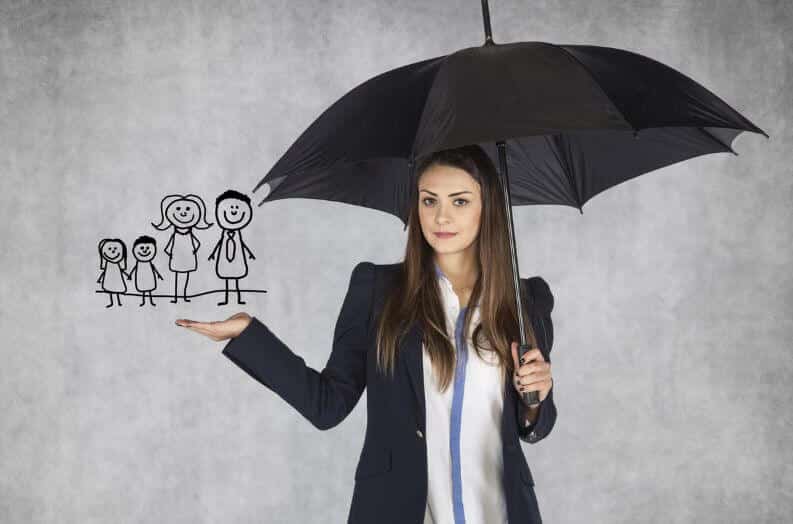 Femme Parapluie Protege Famille Avec Assurance Deces
