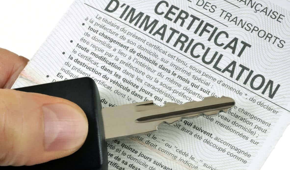 Gros Plan D'une Carte Grise Et D'une Clé De Voiture