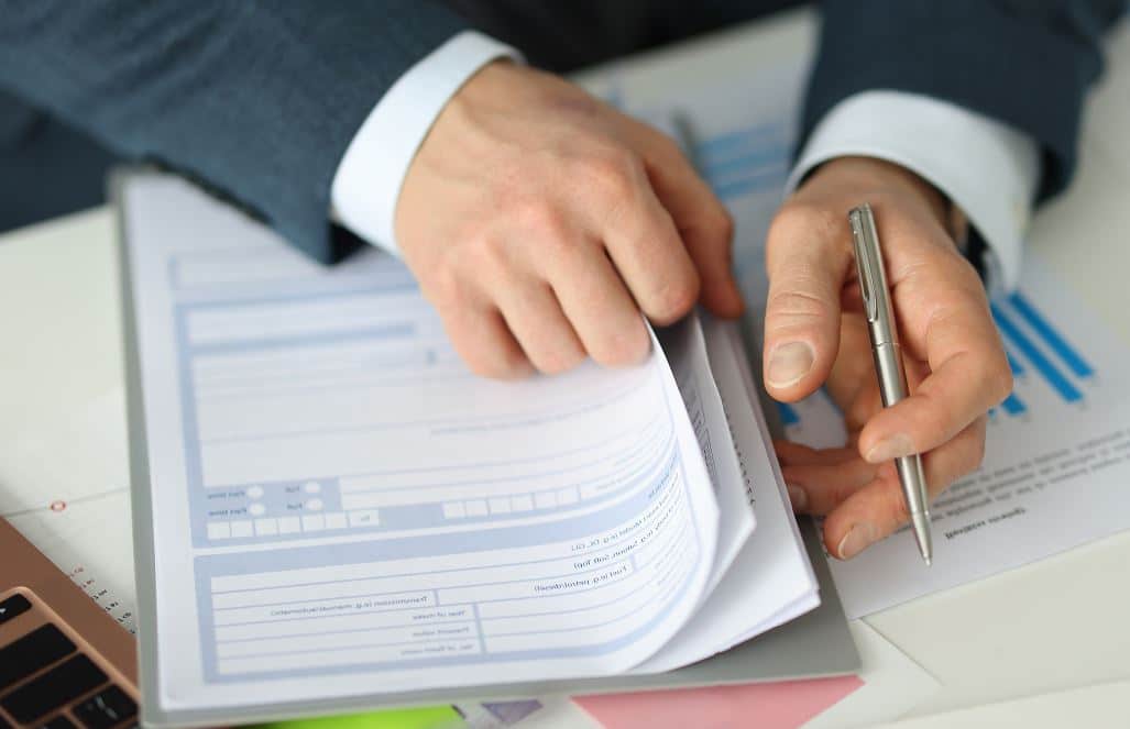 Homme Qui Tient Un Stylo Rempli Des Documents