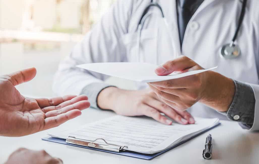 Medecin Tend Un Document à Une Personne