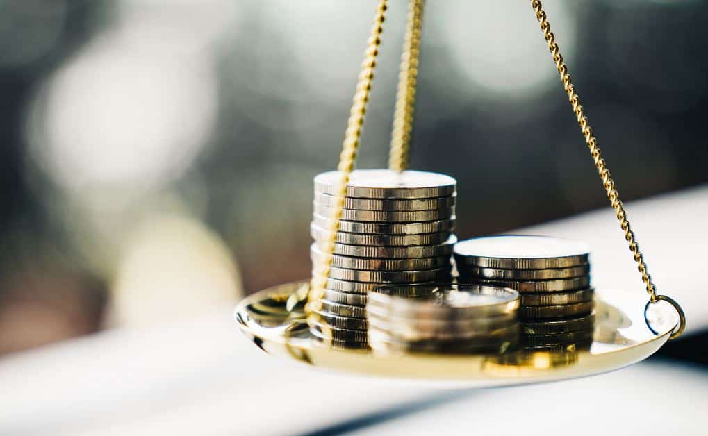 Petite Balance De Justice Avec Des Pièces De Monnaie
