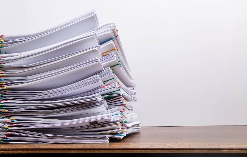 Pile De Documents Sur Une Table